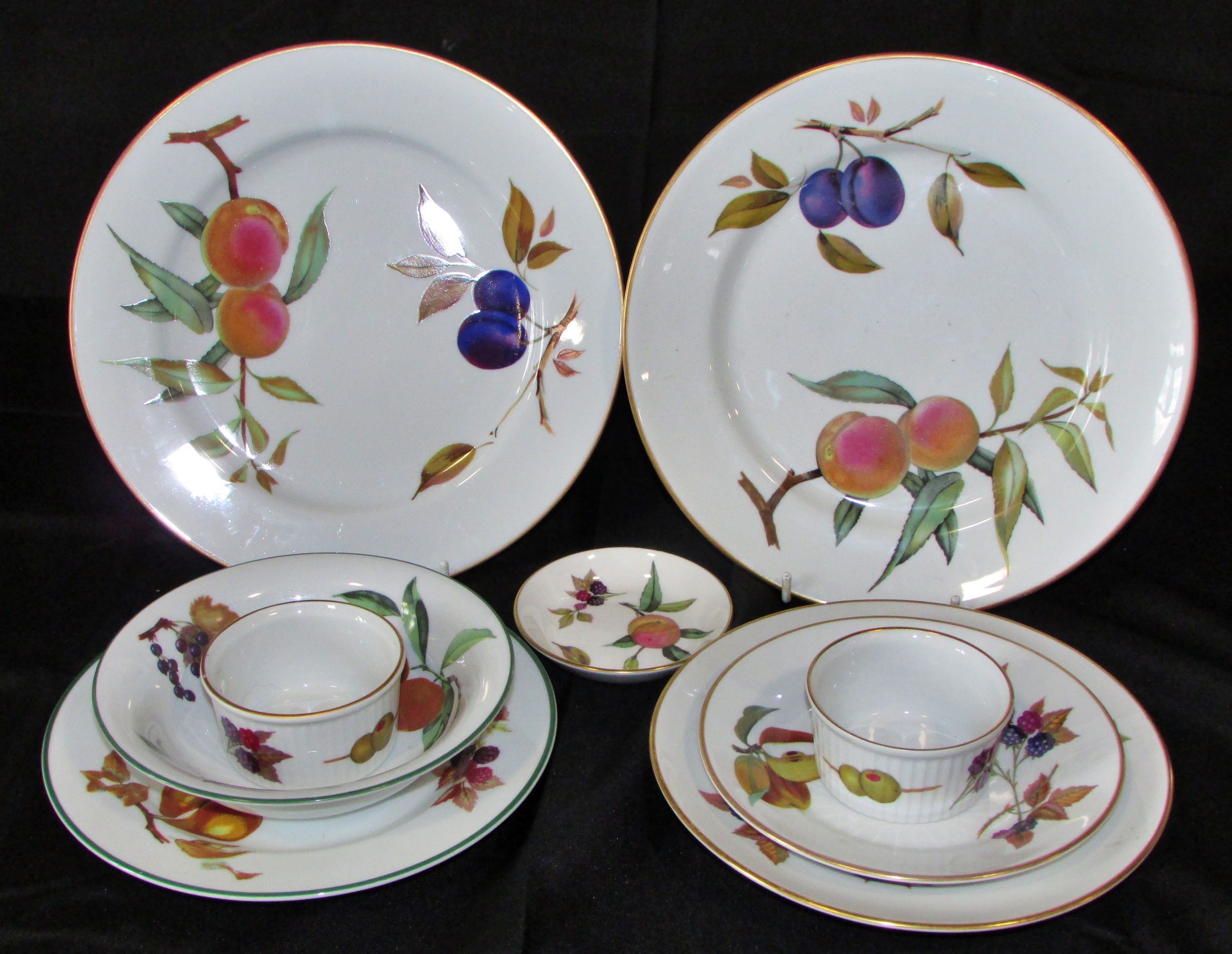 A large mixed group of Royal Worcester Evesham dinner wares to include dinner plates, mugs, milk - Image 3 of 5