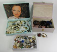 Collection of vintage and later costume jewellery to include various brooches, bangles, clip