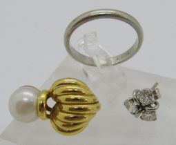 Group of jewellery comprising a single stylised 18ct pearl earring with clip fastening, 1.9g a