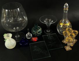 An oversized brandy balloon, gilded glass decanter & 5 matching glasses, together with 2 miniature