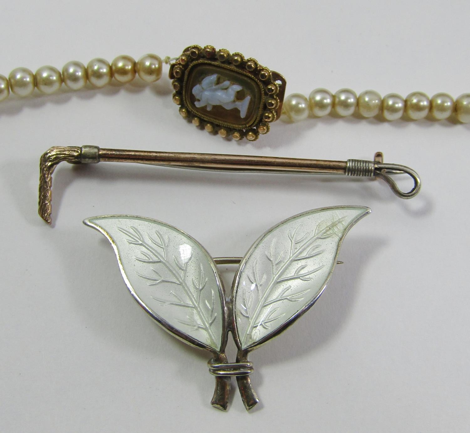 Mixed collection of antique and later jewellery to include a 9ct riding crop brooch, a - Image 2 of 5