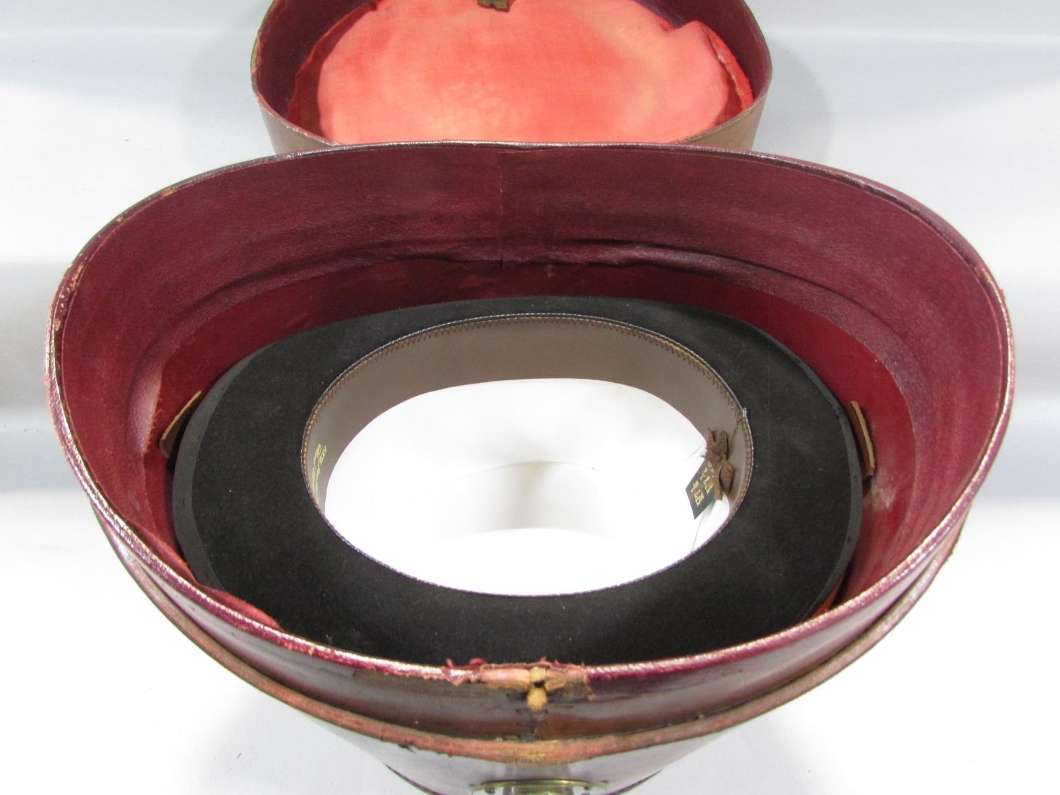 A vintage leather top hat box containing a modern 100% fine fur felt hat size UK 7 1/8 US 7 1/4 - Image 5 of 5