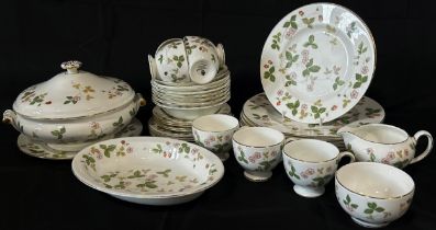 A Quantity of Wedgwood Wild Strawberry pattern dinnerware comprising tureen, bowls, teacups and