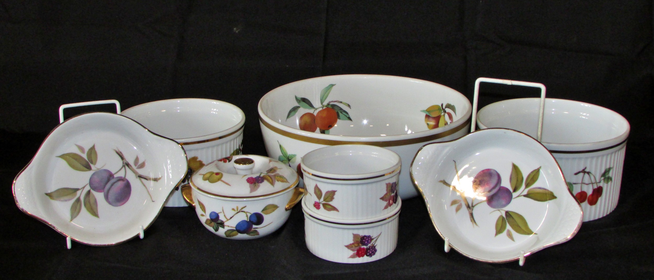 A large mixed group of Royal Worcester Evesham dinner wares to include dinner plates, mugs, milk - Image 2 of 5