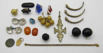 Group of antique and later costume jewellery to include a pair of cabochon Whitby jet earrings