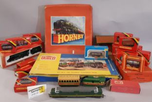 Collection of 0 gauge and 00 gauge model railway stock together with a Wrenn Formula 152 box set