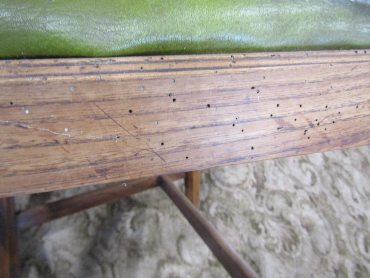 A set of five Georgian elm dining chairs with pierced splats and drop in seats (af) - Image 4 of 4