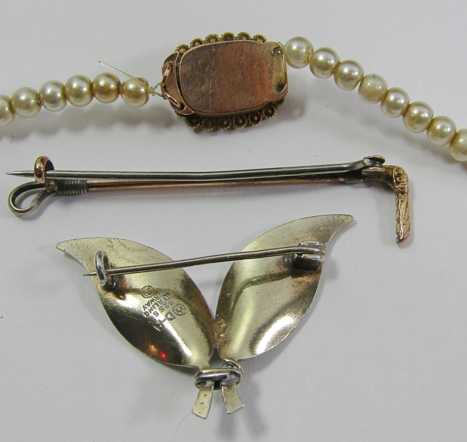 Mixed collection of antique and later jewellery to include a 9ct riding crop brooch, a - Image 3 of 5