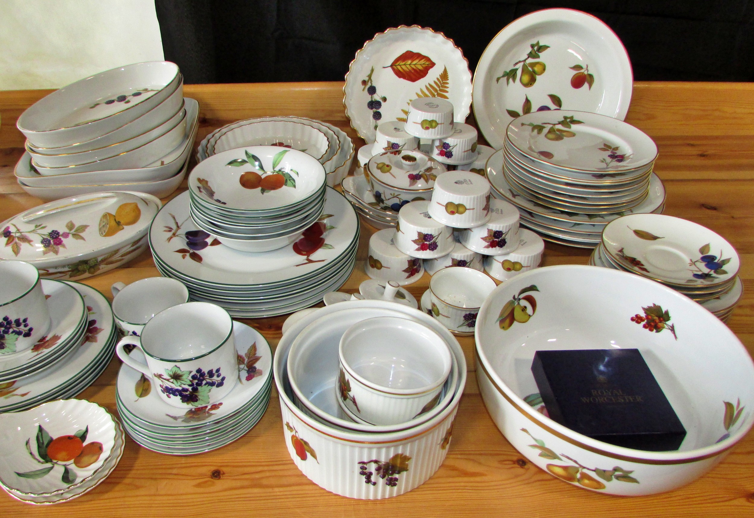 A large mixed group of Royal Worcester Evesham dinner wares to include dinner plates, mugs, milk - Image 5 of 5