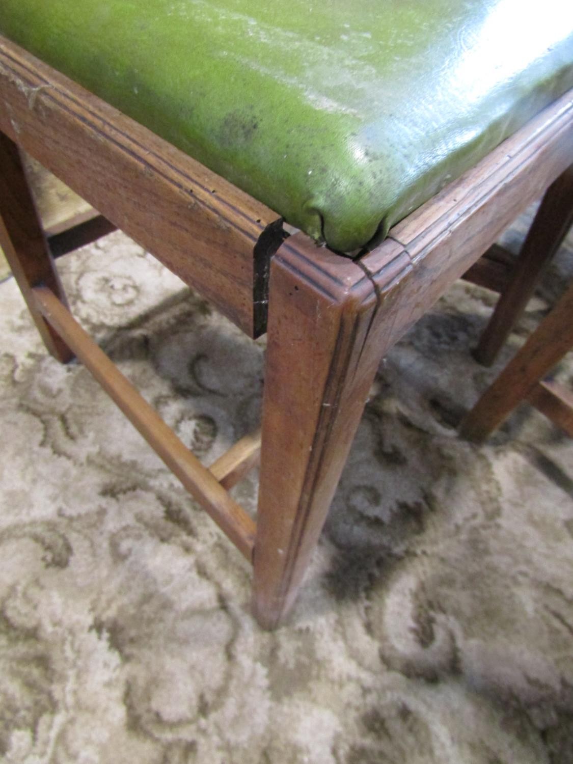 A set of five Georgian elm dining chairs with pierced splats and drop in seats (af) - Image 3 of 4