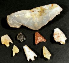 An interesting and wide ranging collection of flint and other knapped hard stone arrowheads (qty)