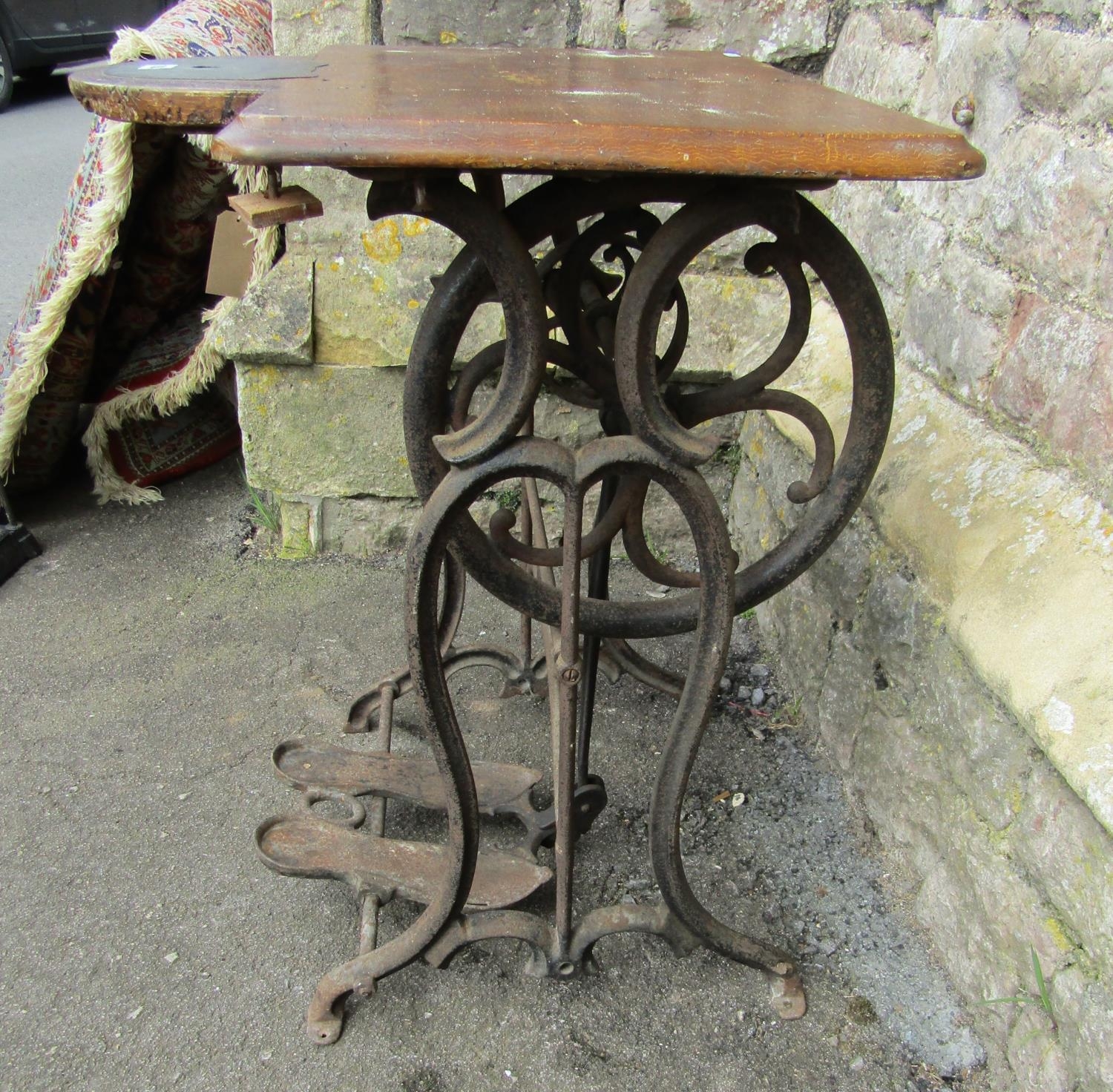 A vintage cast iron treadle sewing machine base with scumbled wooden top - Image 3 of 4