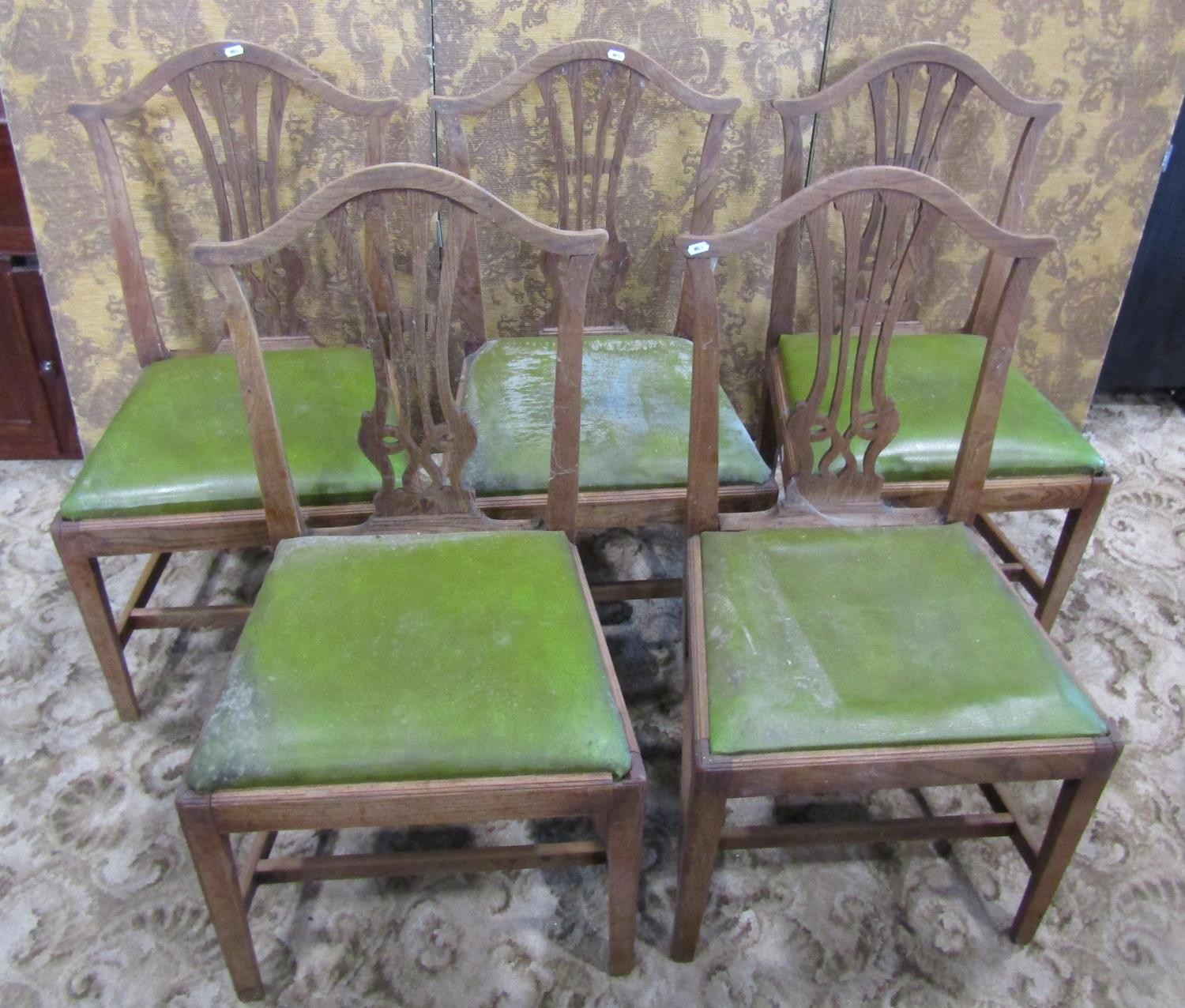 A set of five Georgian elm dining chairs with pierced splats and drop in seats (af) - Image 2 of 4