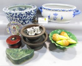 Mixed decorative pieces to include Chinese and other blue and white ceramics, campagna shaped ice