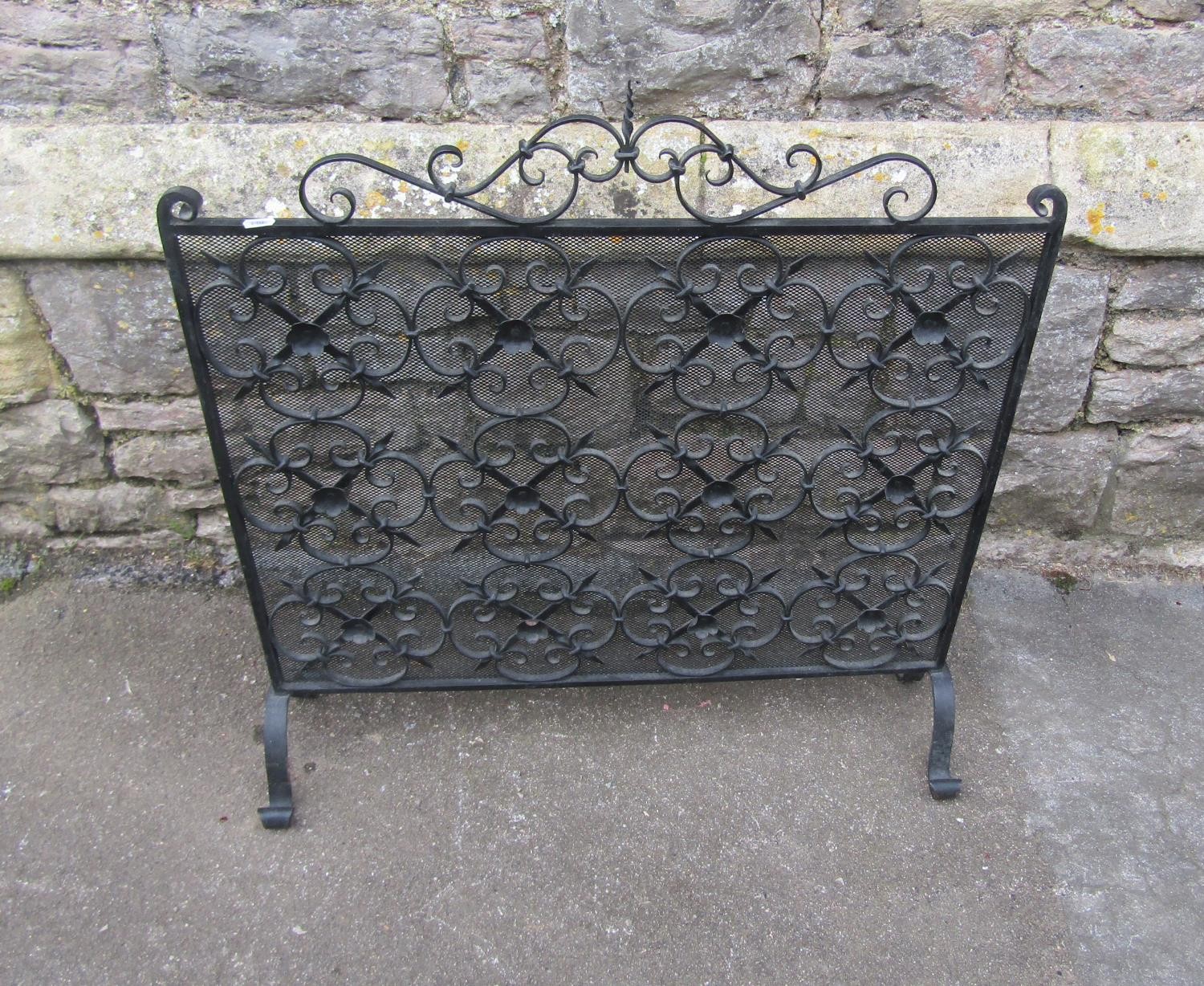 A heavy gauge decorative iron work fire guard, 83 cm (full height) x 82 cm full width - Image 2 of 3