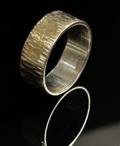 18ct white gold ring with textured finish, maker Slade & Woolf, London 1973, size M, 5.3g