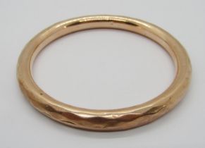 9ct faceted bangle, maker 'HG&S', 21g (dented)