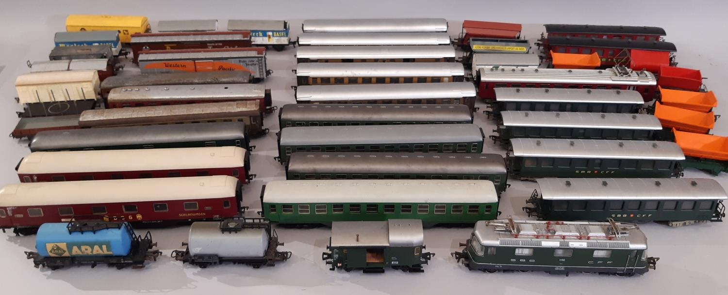 Continental HO gauge locomotive, coaching stock and wagons by Fleischmann and Marklin comprising the