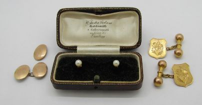 Group of antique gold dress jewellery comprising a pair of 9ct cufflinks with engraved thistles,