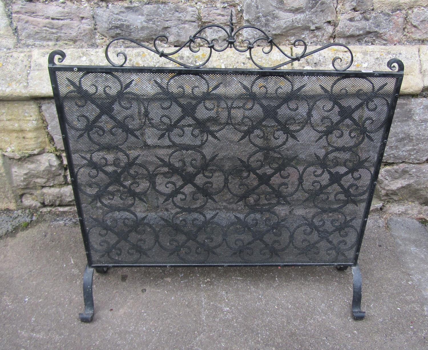 A heavy gauge decorative iron work fire guard, 83 cm (full height) x 82 cm full width - Image 3 of 3