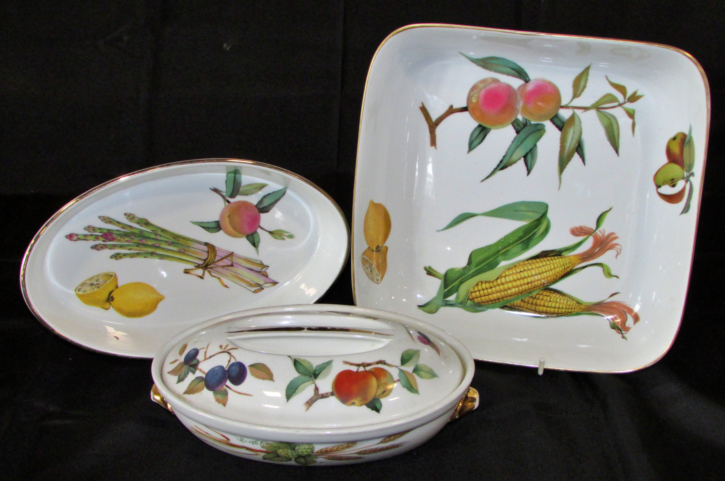 A large mixed group of Royal Worcester Evesham dinner wares to include dinner plates, mugs, milk - Image 4 of 5