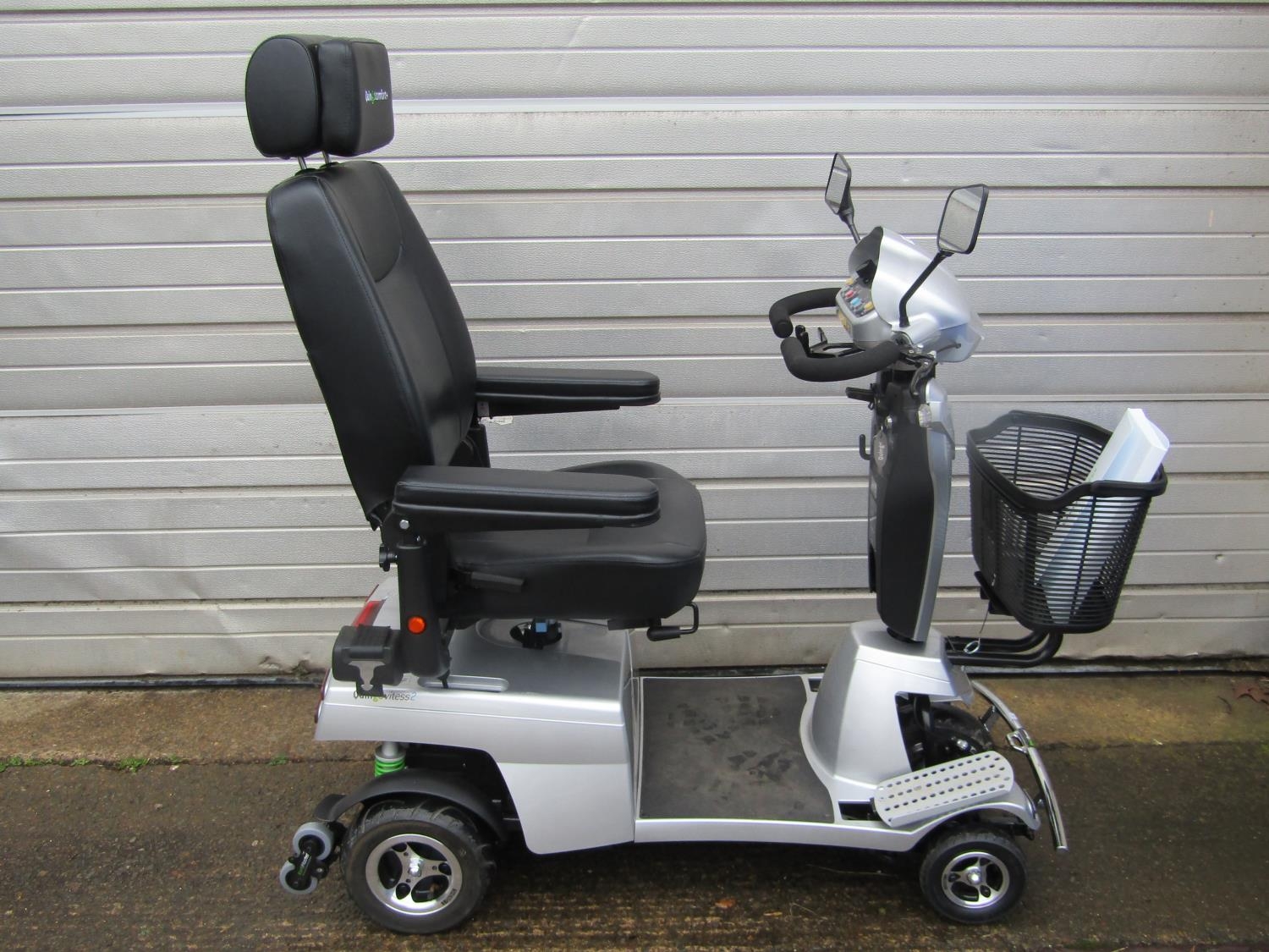 A Quingo Vitess II Mobility Scooter like new condition with only 17 hours on the clock, pair of