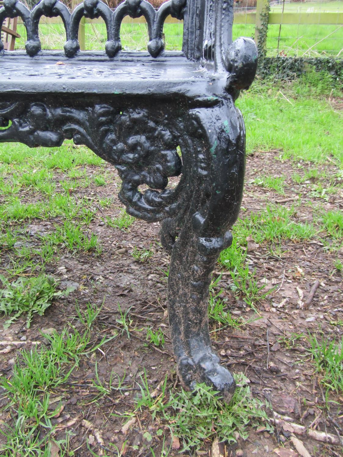 A good quality heavy gauge cast iron two seat garden bench with shaped outline and decorative - Image 6 of 6