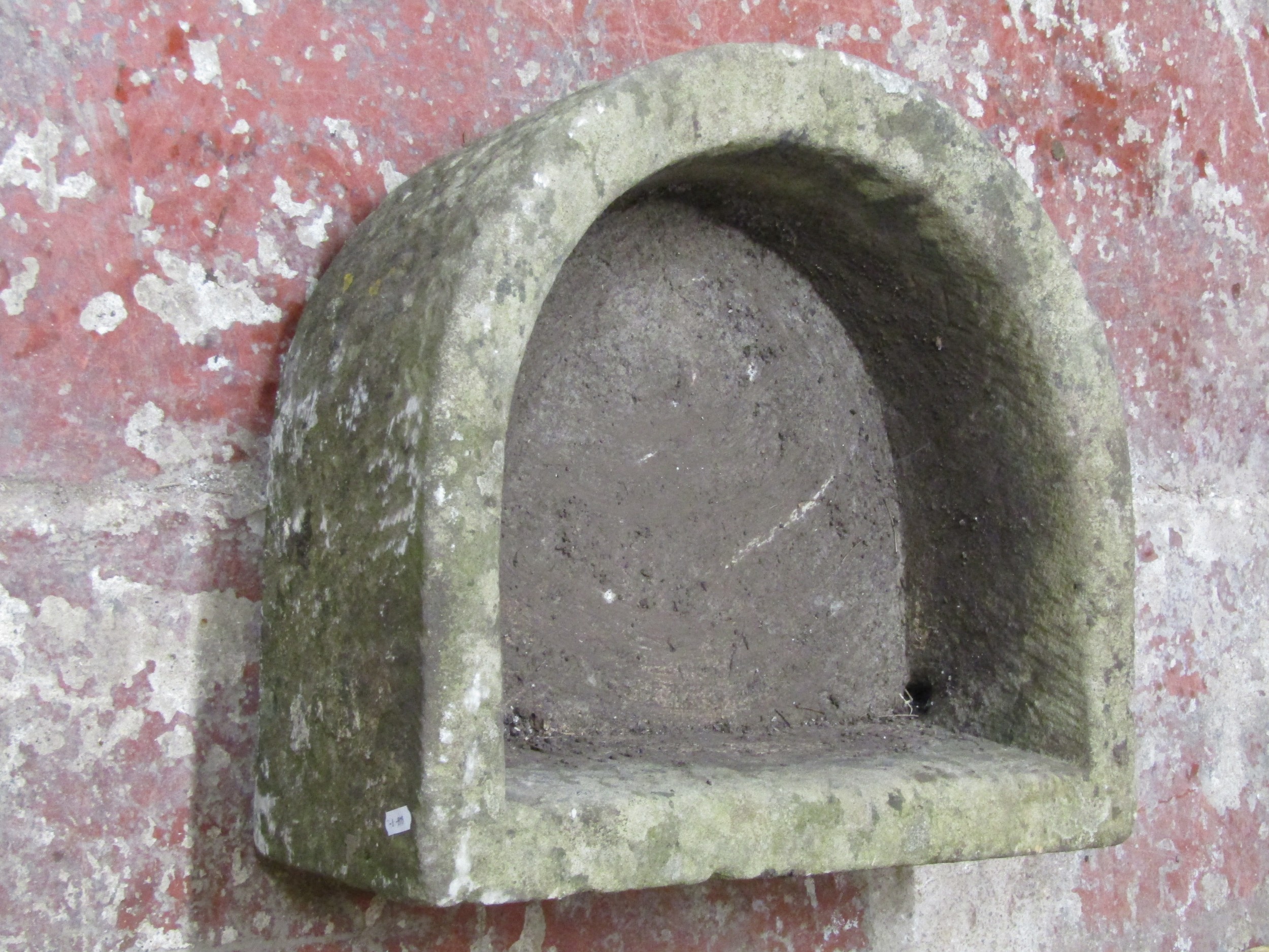 A weathered D shaped natural stone trough with drainage hole - Image 3 of 6