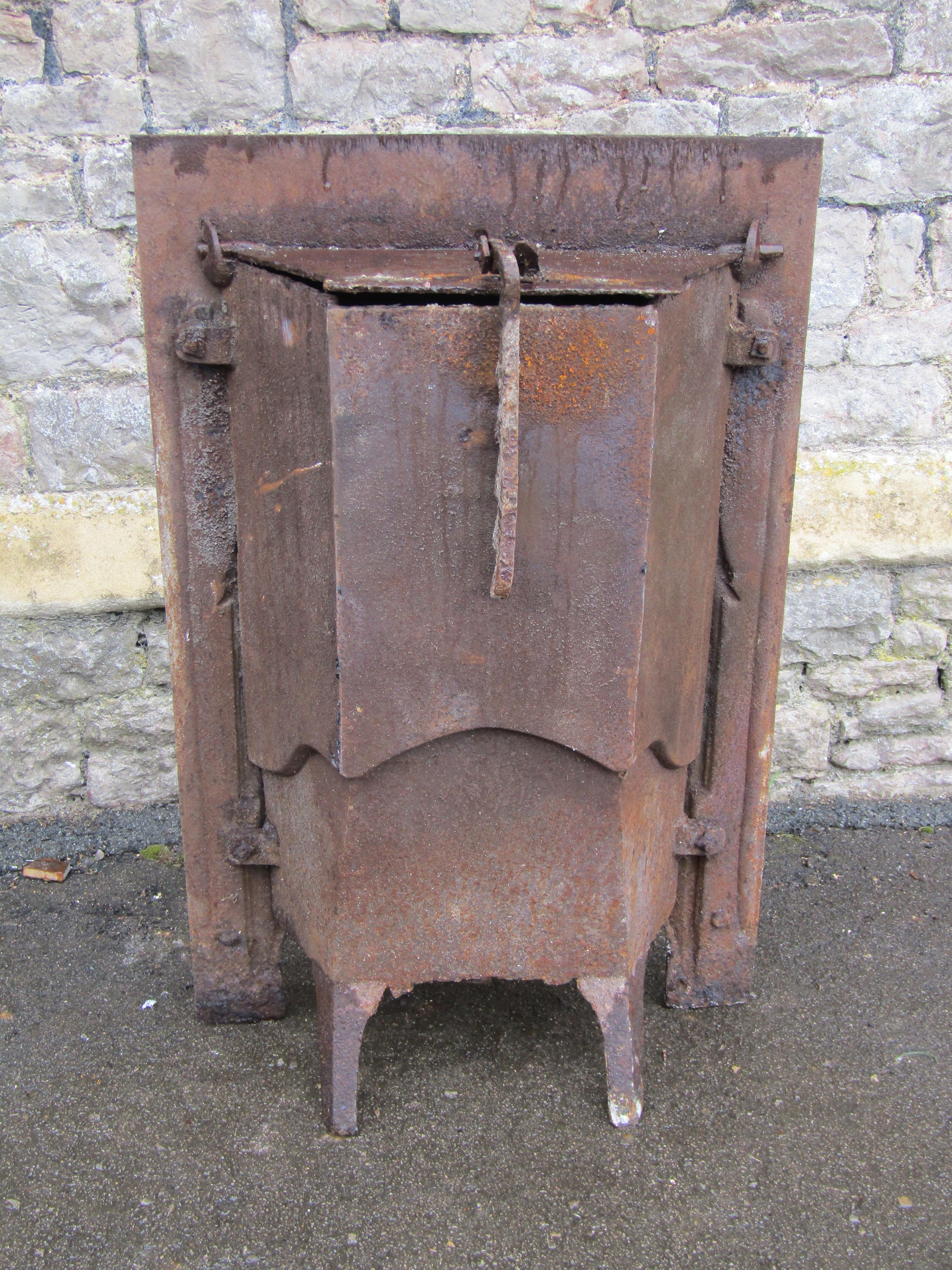 A 19th century cast iron fire insert with gothic tracery detail, 92 cm high x 61 cm wide - Image 4 of 4