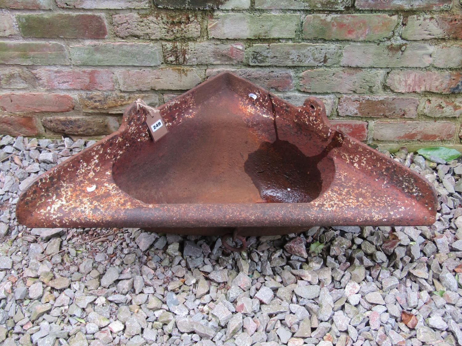 An antique cast iron wall mounted corner stable trough, 35 cm (full height) x 95 cm wide x 50 cm - Image 2 of 3