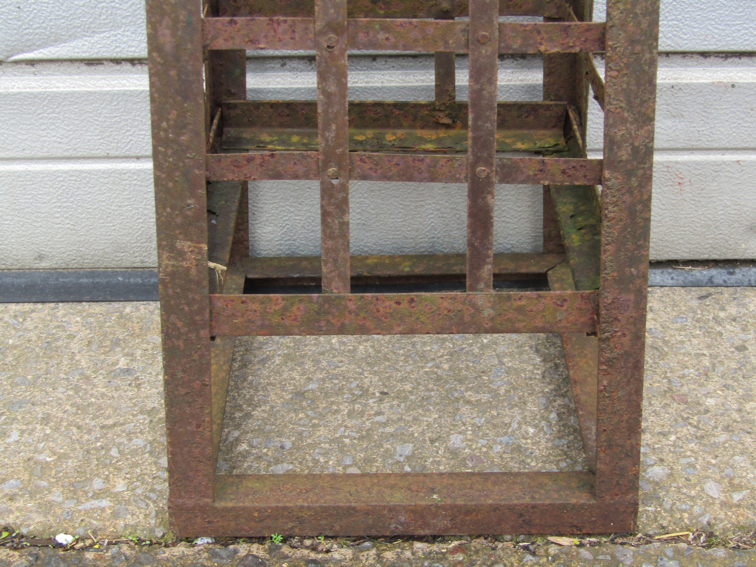 A weathered metal strapwork garden obelisk of square tapered form approx 150 cm high x 30 cm - Image 4 of 4