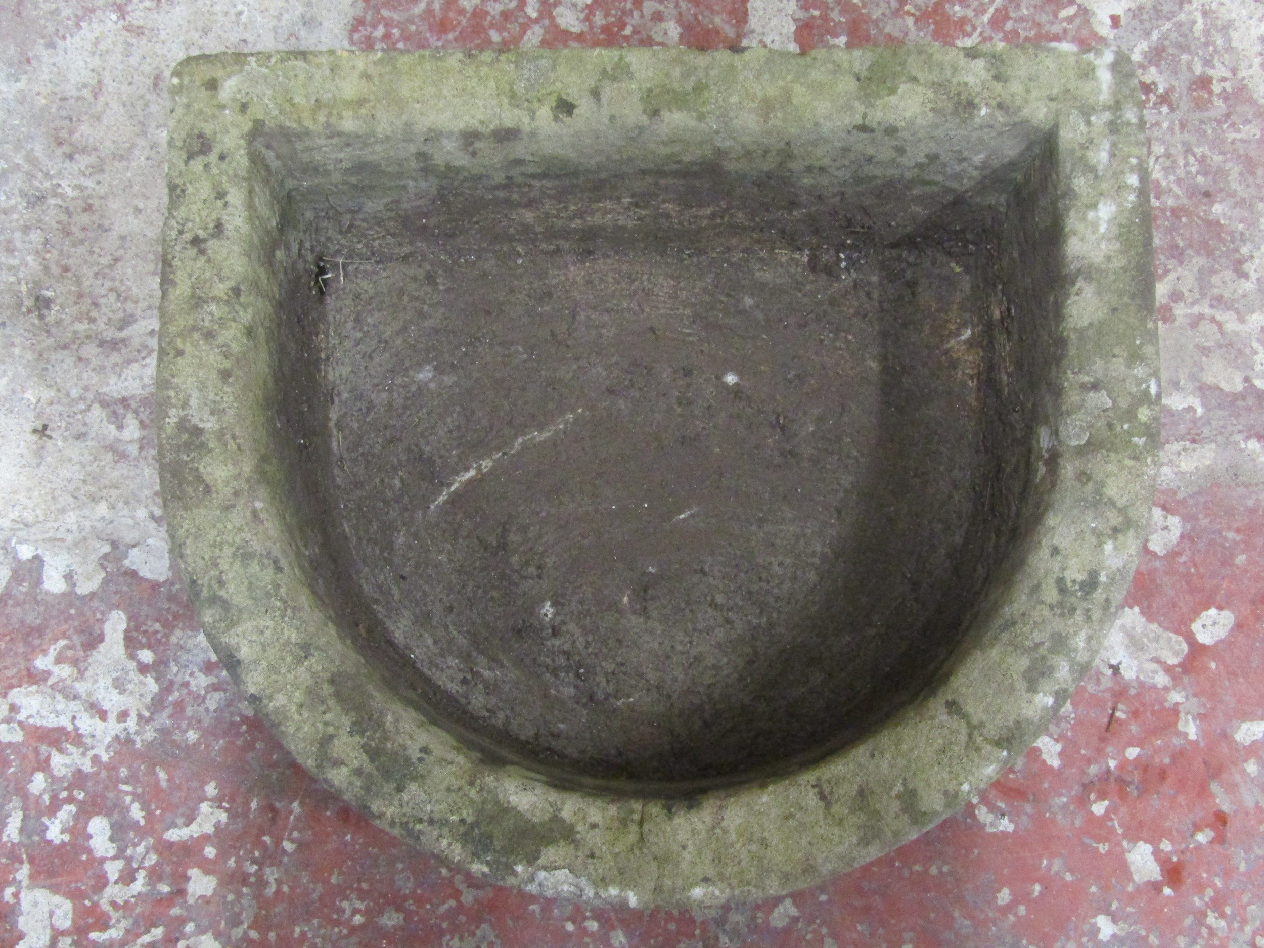 A weathered D shaped natural stone trough with drainage hole - Image 4 of 6