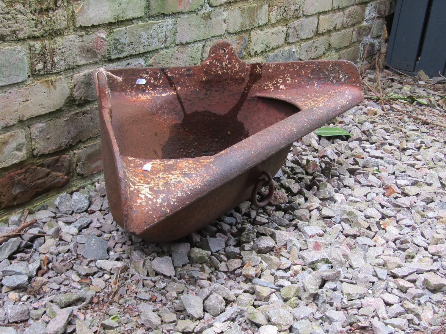 An antique cast iron wall mounted corner stable trough, 35 cm (full height) x 95 cm wide x 50 cm - Image 3 of 3