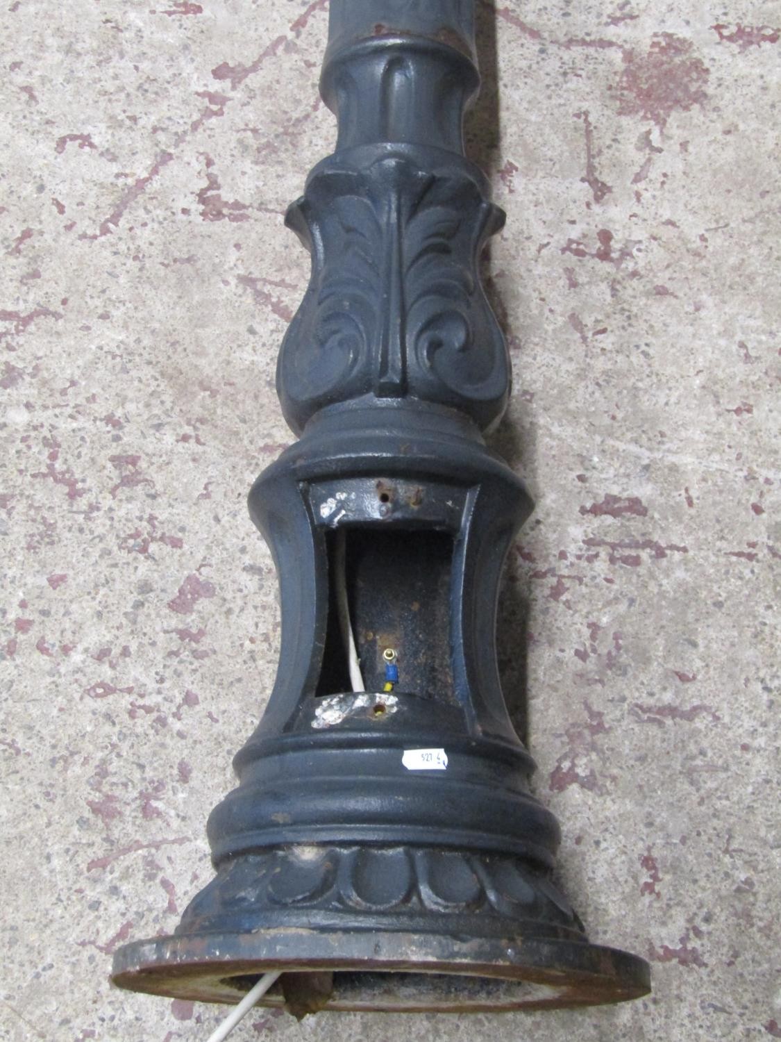 A pair of Victorian style cast iron street lamp posts (lacks hoods) Approx 252cm high - Image 2 of 9