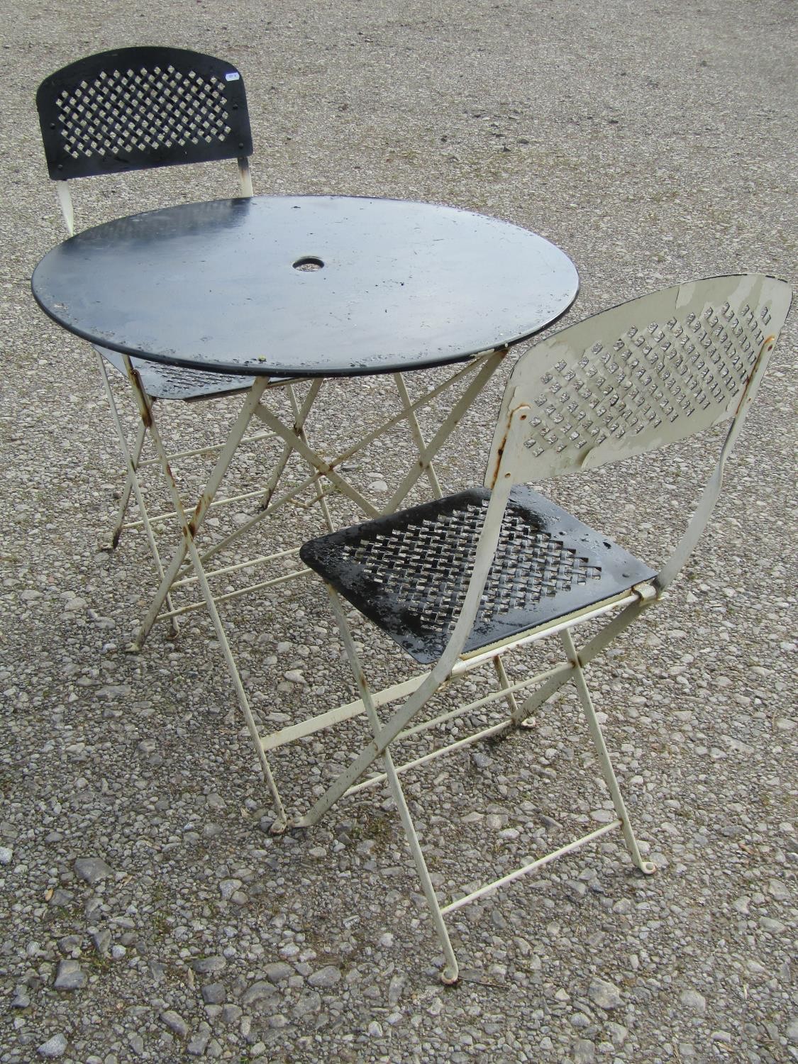 A painted folding steel three piece Bistro set with lattice detail, the table 77cm diameter (af) - Image 2 of 8