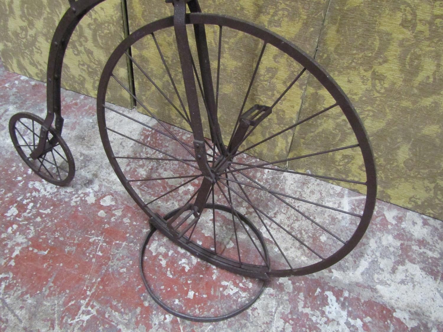 A decorative model penny farthing bicycle, 105cm high - Image 5 of 6