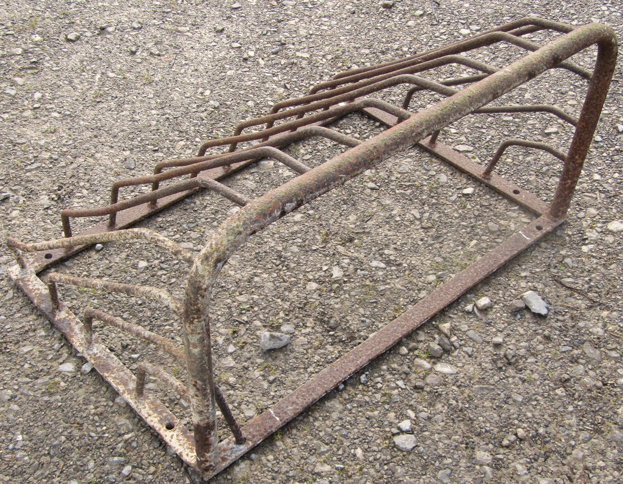 Two vintage iron wall mounted stable mangers of varying size, the largest 61 cm high x 92 cm wide - Image 6 of 7