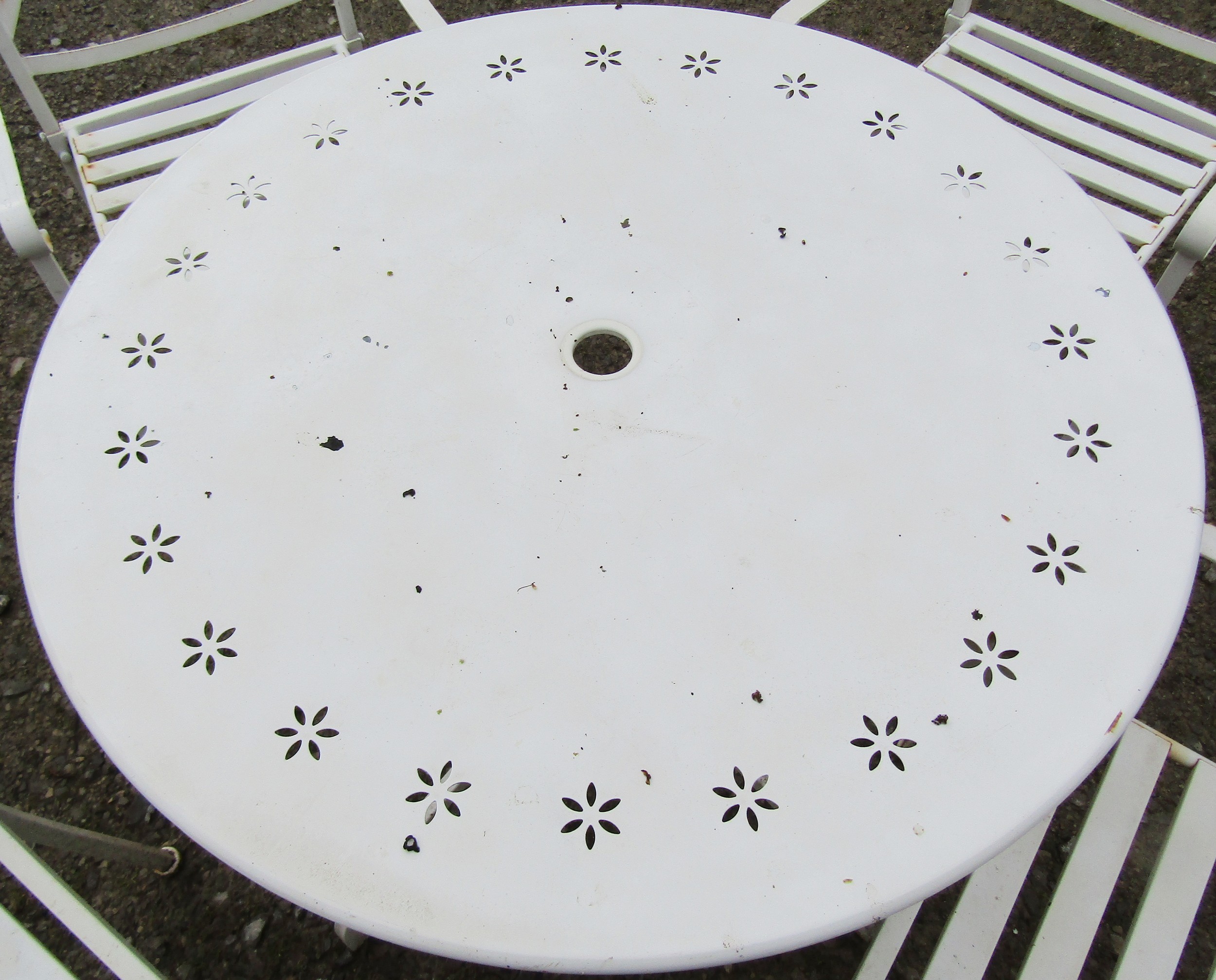 A cream painted cast alloy garden terrace table the circular top with pierced petal detail 90- cm - Image 3 of 5