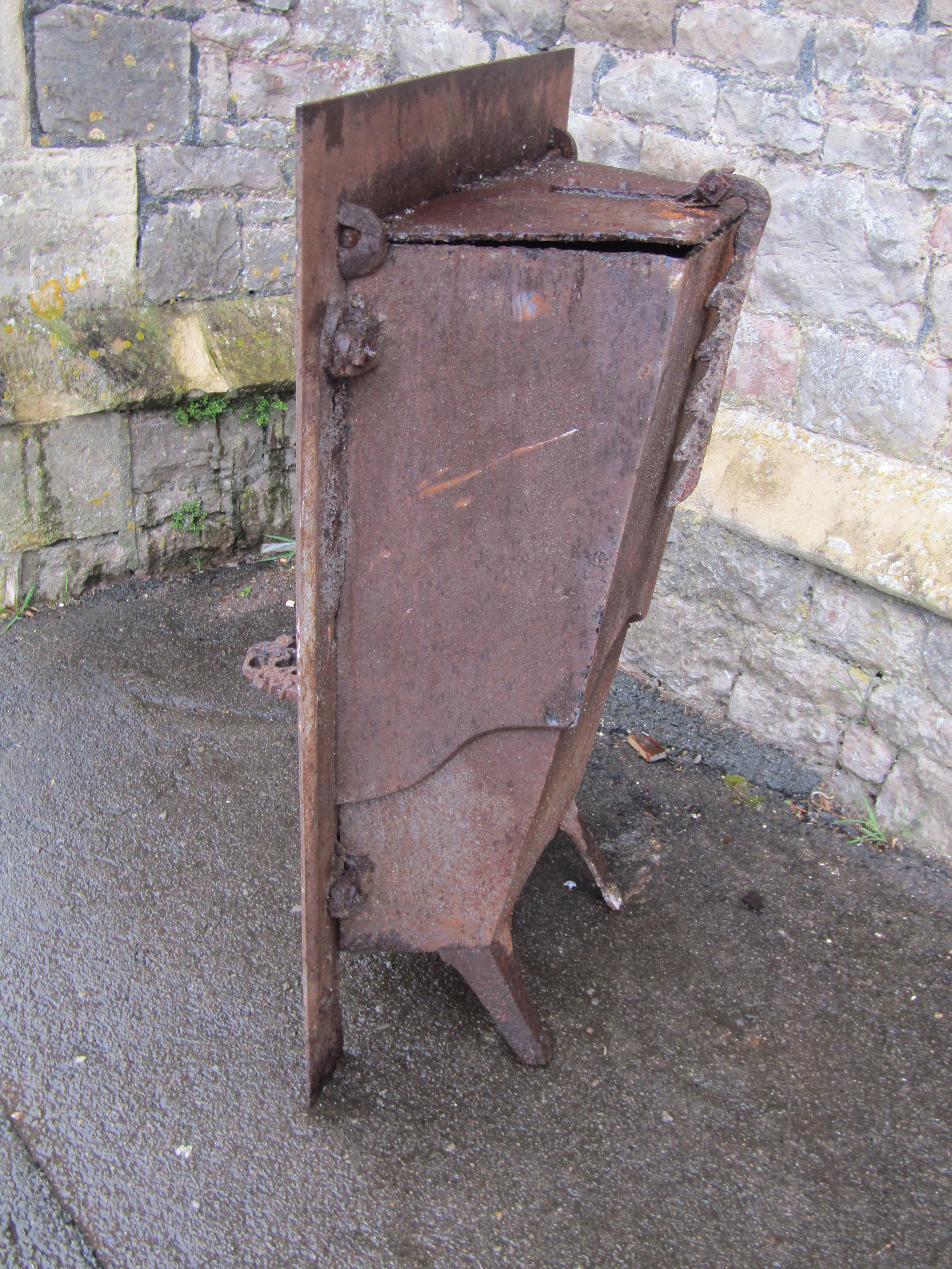 A 19th century cast iron fire insert with gothic tracery detail, 92 cm high x 61 cm wide - Image 3 of 4