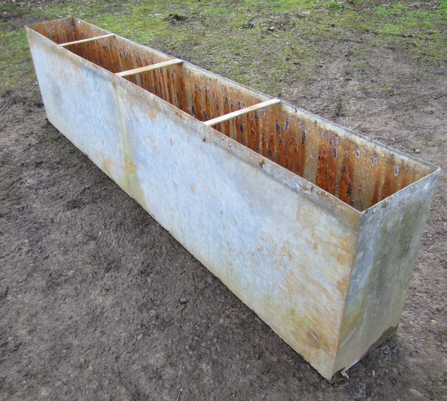 An unusual heavy gauge narrow rectangular water tank/trough with three rung divisions and tap to one - Image 2 of 6