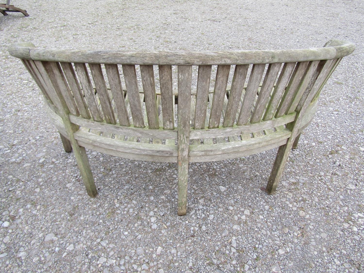 A pair of weathered teak banana shaped garden benches with loose seat cushions, 160 cm wide - Image 3 of 5