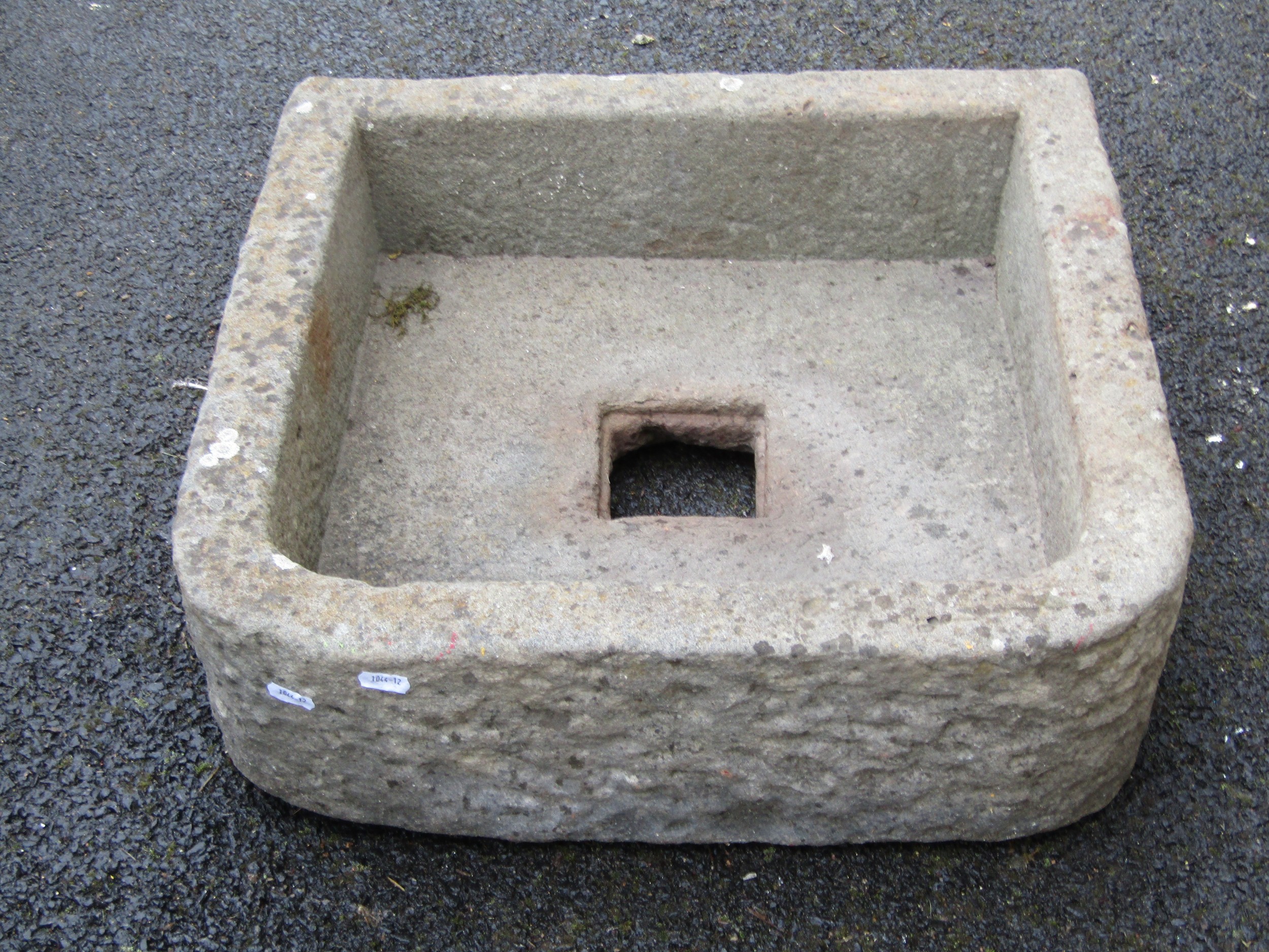 A weathered carved natural stone sink/trough with rounded front corners 17 cm high x 54 cm square - Image 3 of 4