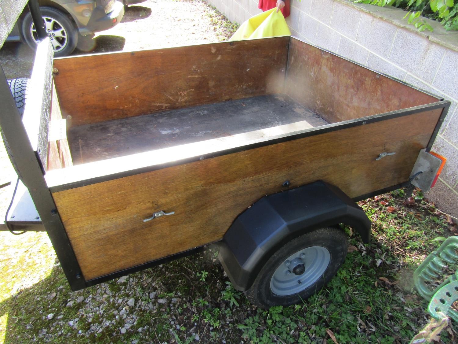 A two wheel car trailer with wooden body and steel framework, the main bed 154 x 123cm, 42cm high - Image 3 of 5