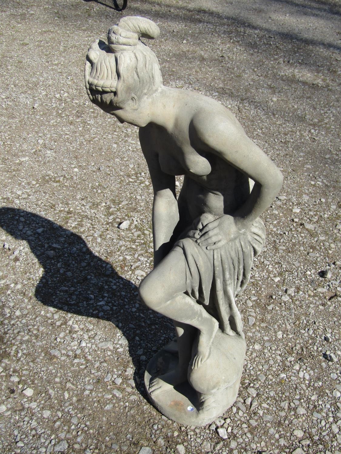 A cast composition stone garden ornament in the form a classical maiden 105 cm high - Image 2 of 5