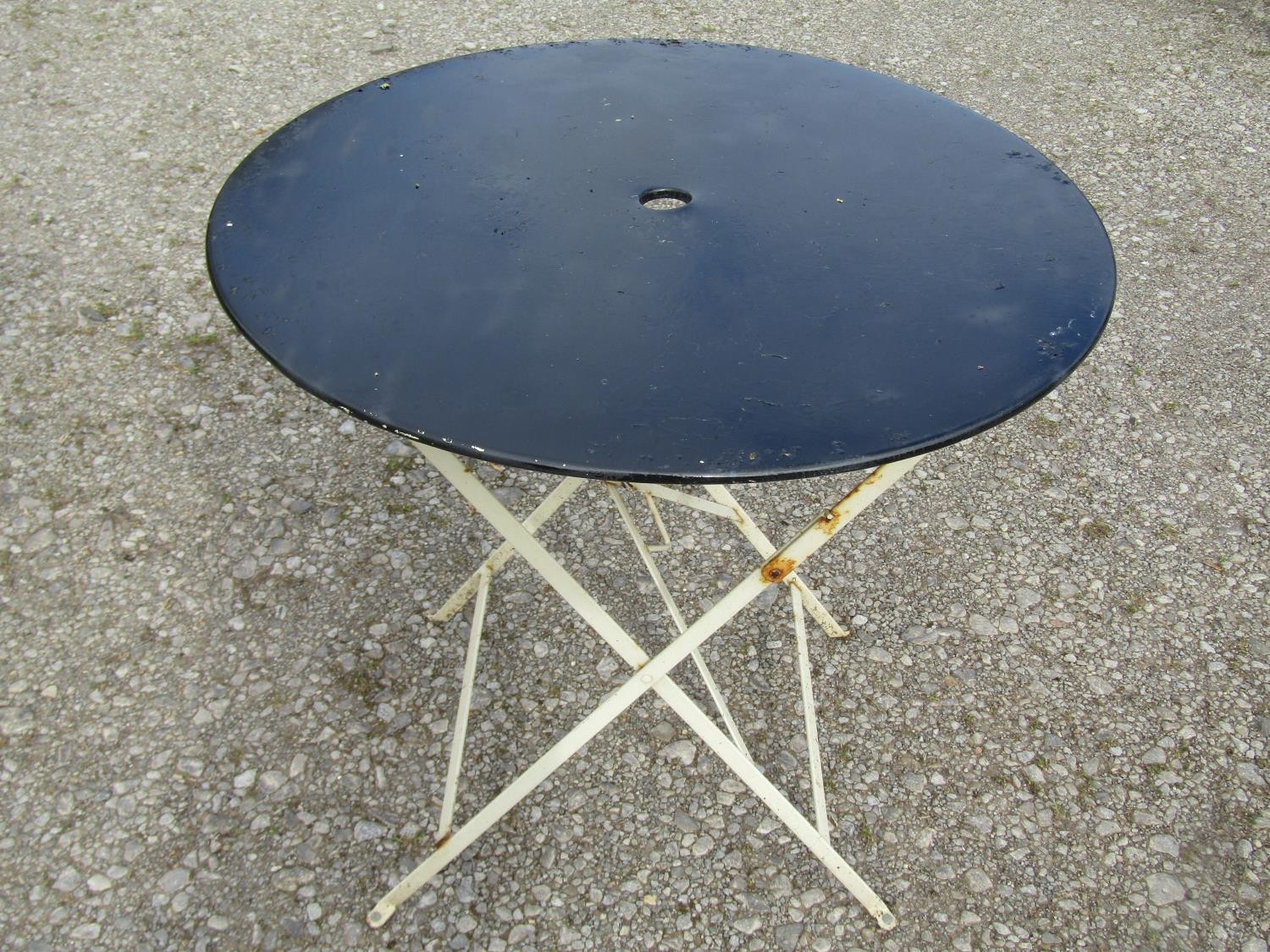 A painted folding steel three piece Bistro set with lattice detail, the table 77cm diameter (af) - Image 5 of 8