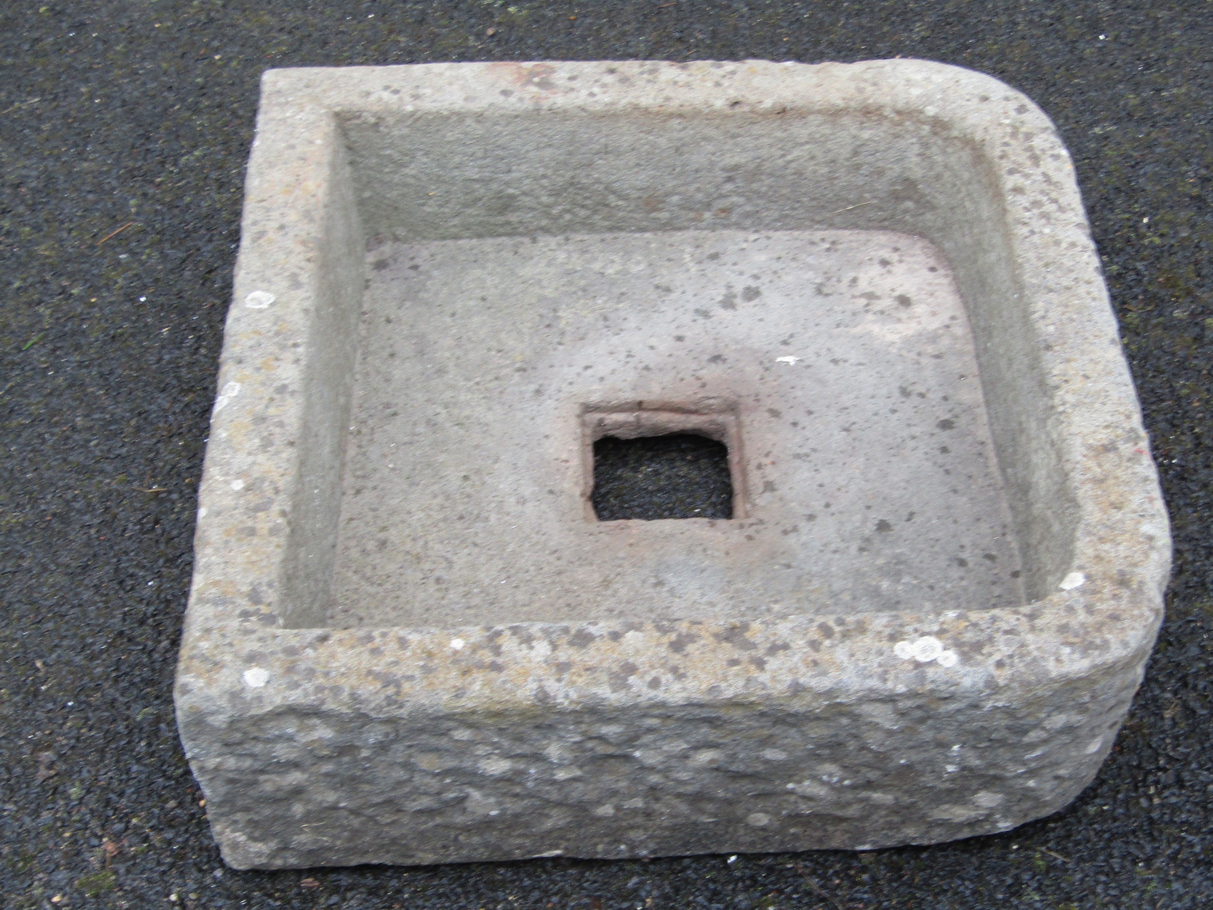 A weathered carved natural stone sink/trough with rounded front corners 17 cm high x 54 cm square - Image 4 of 4