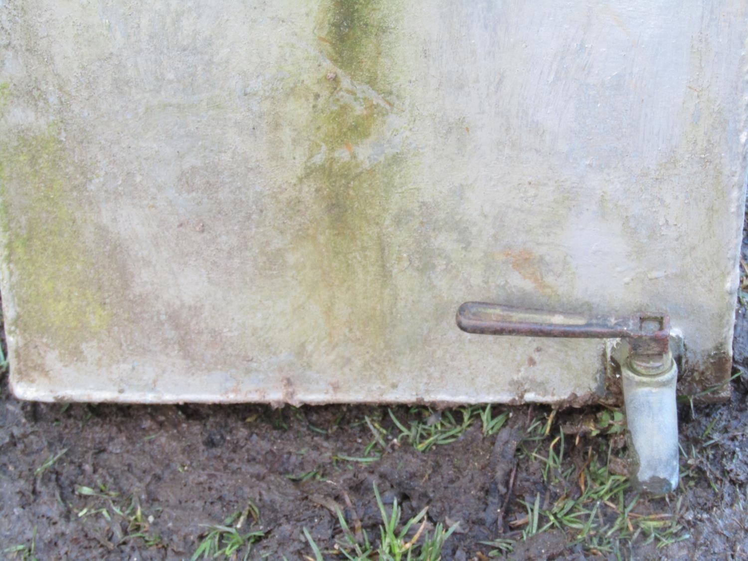An unusual heavy gauge narrow rectangular water tank/trough with three rung divisions and tap to one - Image 5 of 6