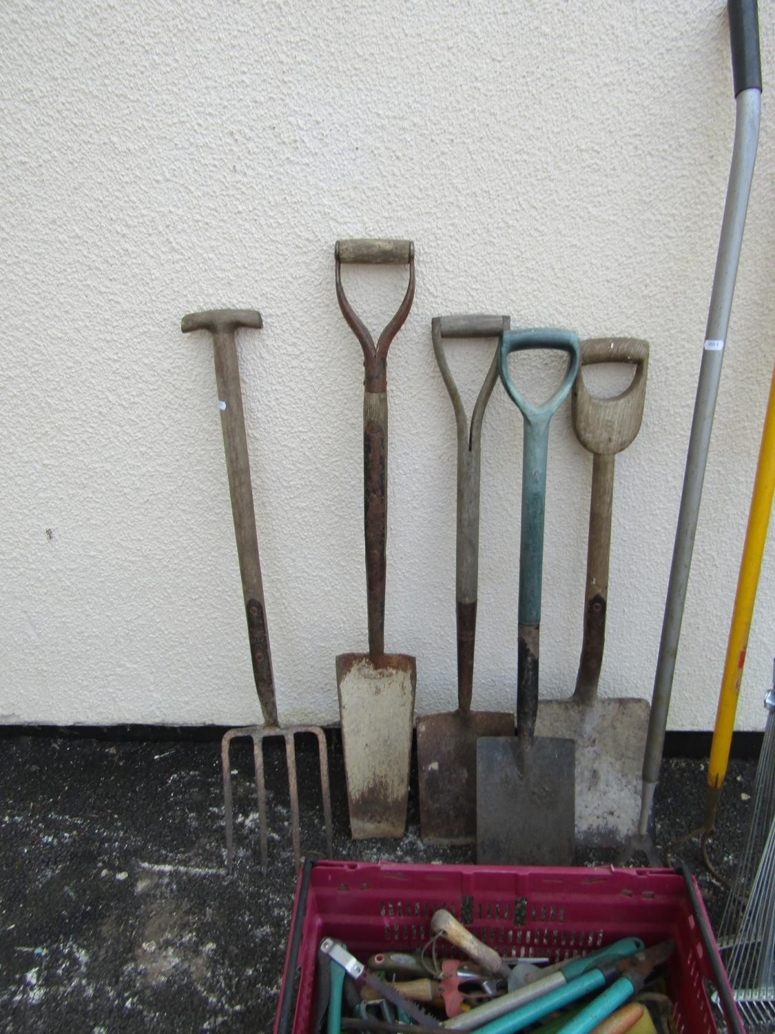 A quantity of vintage and later long and short handled gardening related tools, a circular sieve and - Image 2 of 4