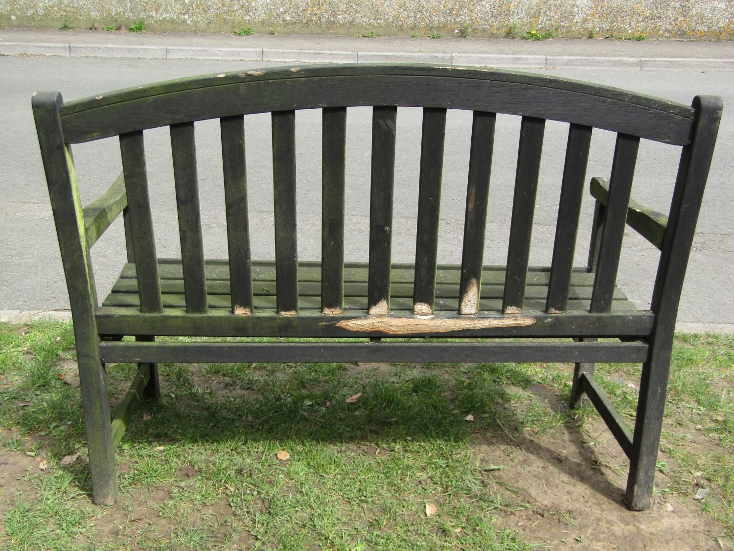 A weathered teak two seat garden bench with slatted seat and back beneath an arched rail 122 cm wide - Image 5 of 8