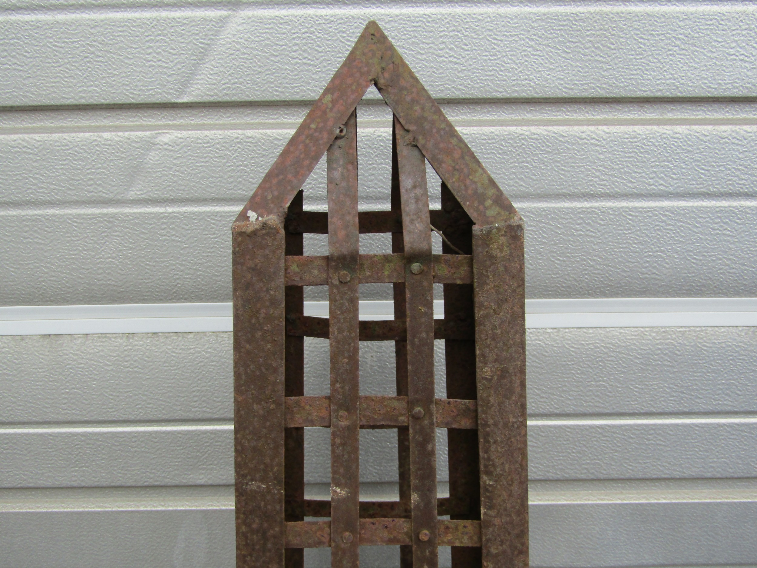 A weathered metal strapwork garden obelisk of square tapered form approx 150 cm high x 30 cm - Image 3 of 4